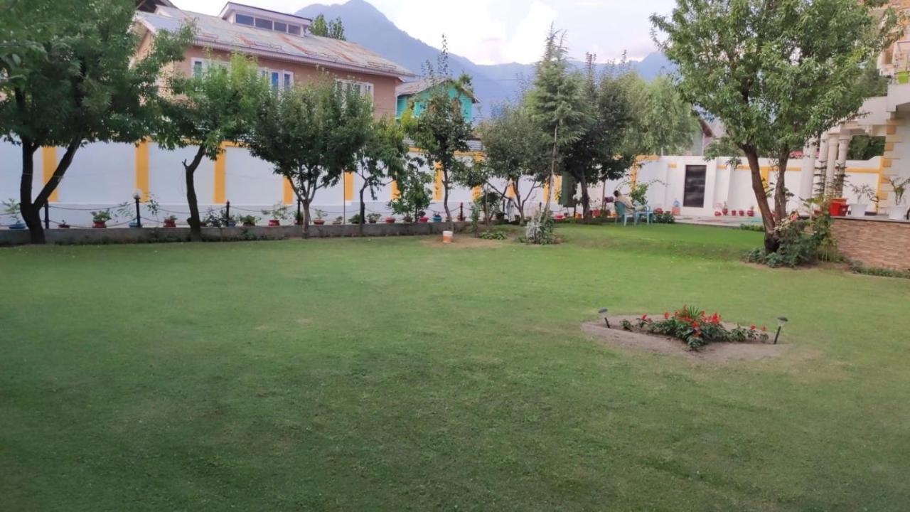 The Clover Inn Srinagar  Exterior photo
