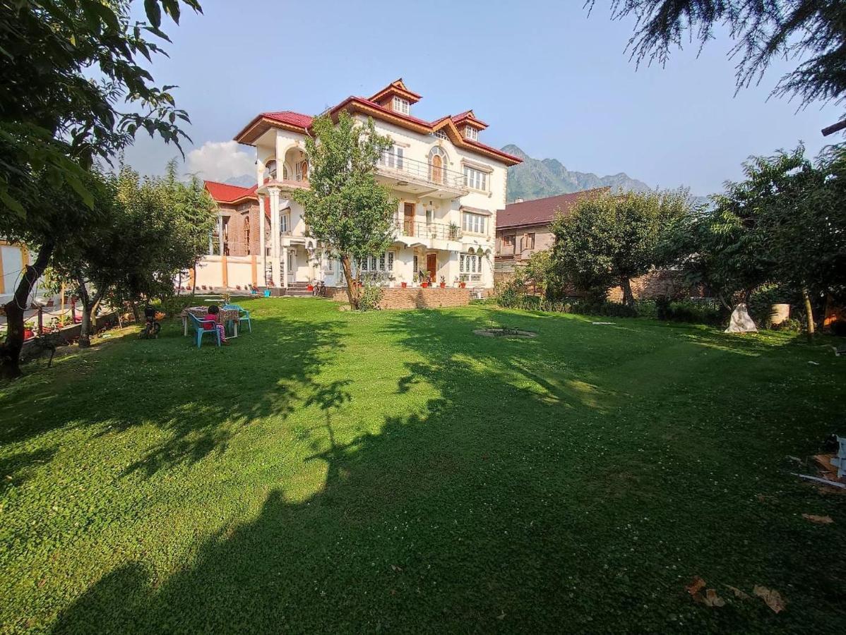 The Clover Inn Srinagar  Exterior photo