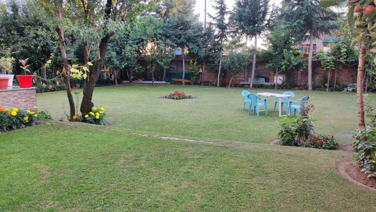 The Clover Inn Srinagar  Exterior photo