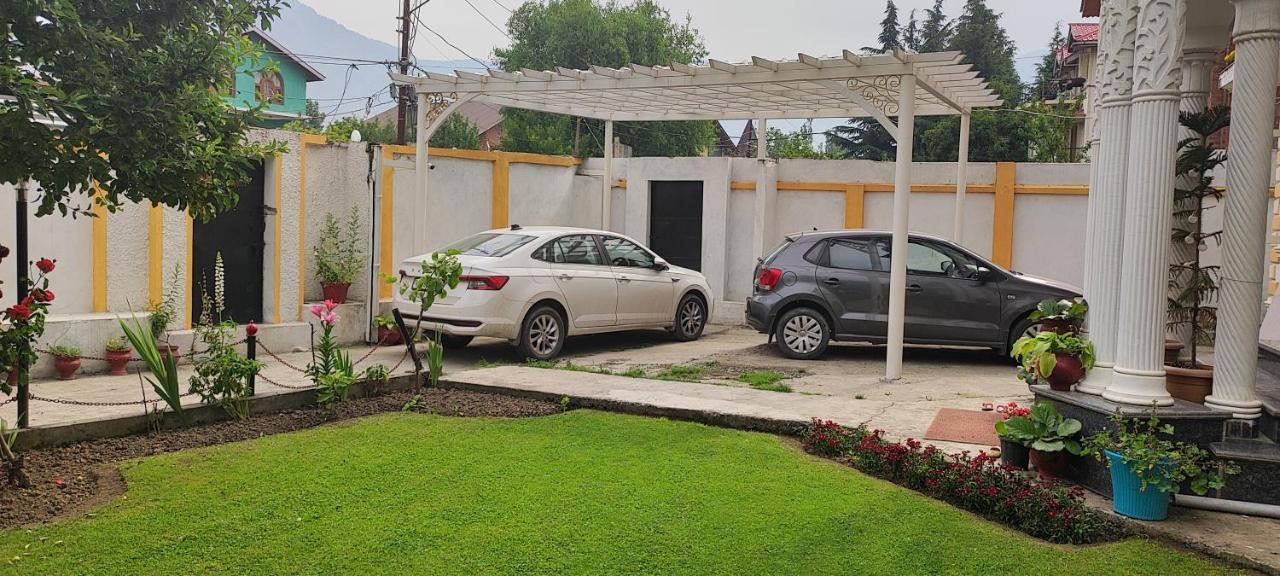 The Clover Inn Srinagar  Exterior photo