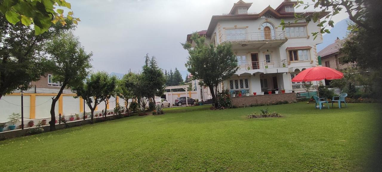 The Clover Inn Srinagar  Exterior photo
