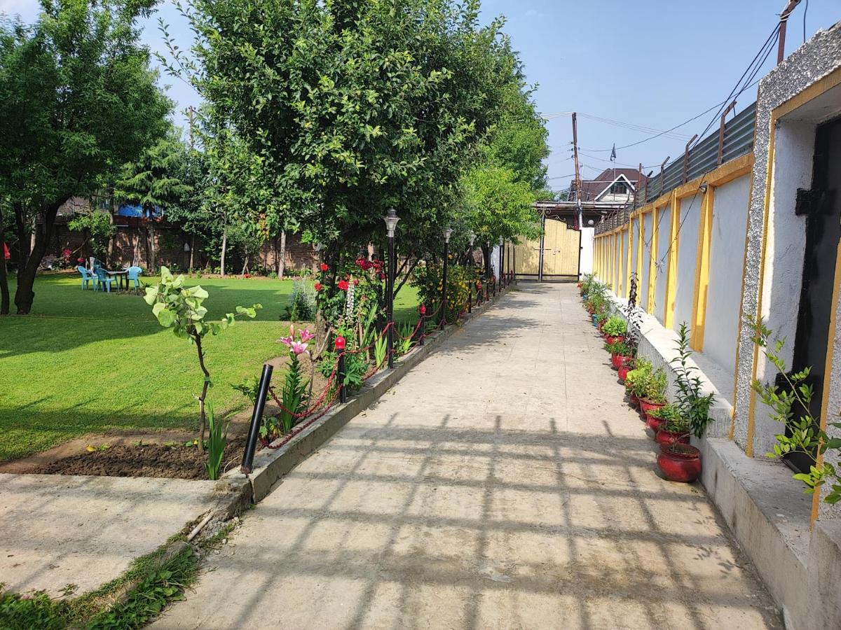 The Clover Inn Srinagar  Exterior photo