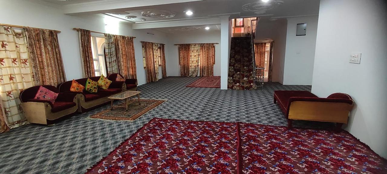The Clover Inn Srinagar  Exterior photo