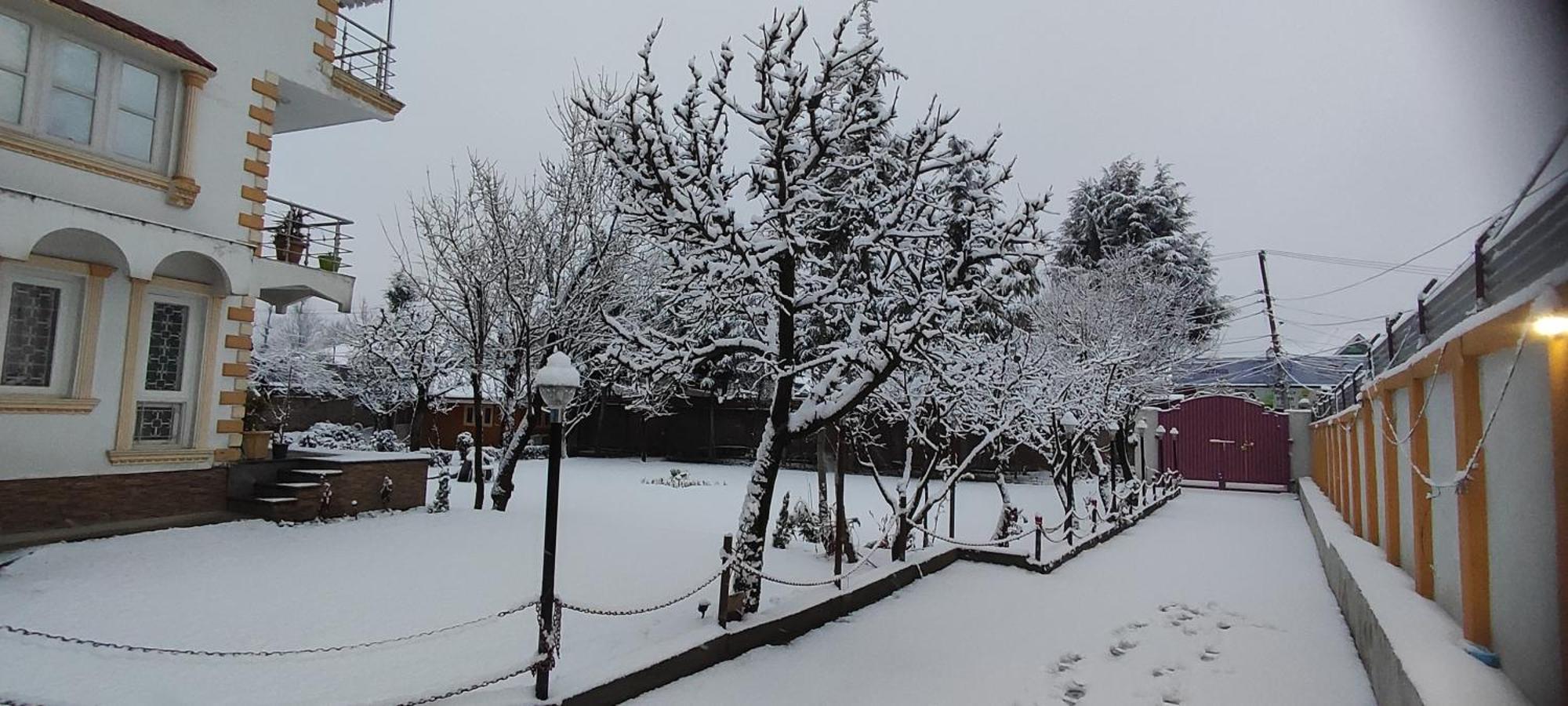 The Clover Inn Srinagar  Exterior photo