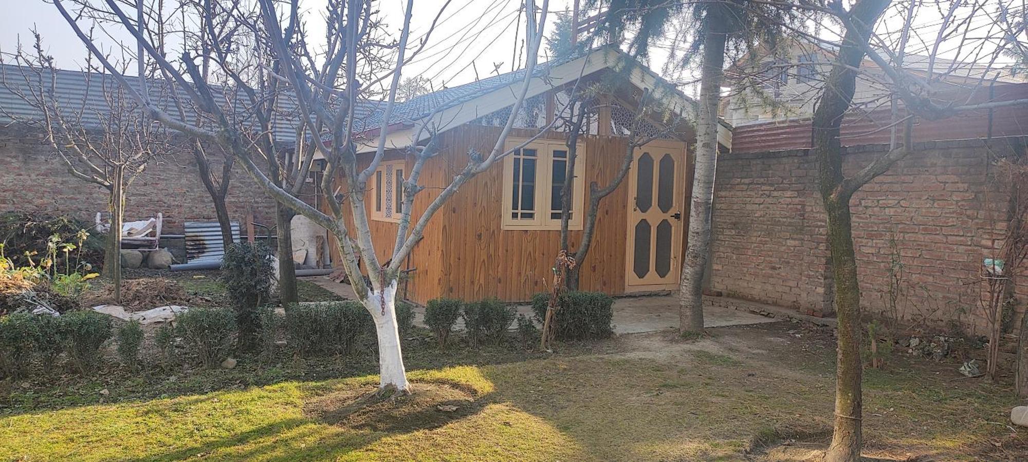 The Clover Inn Srinagar  Exterior photo
