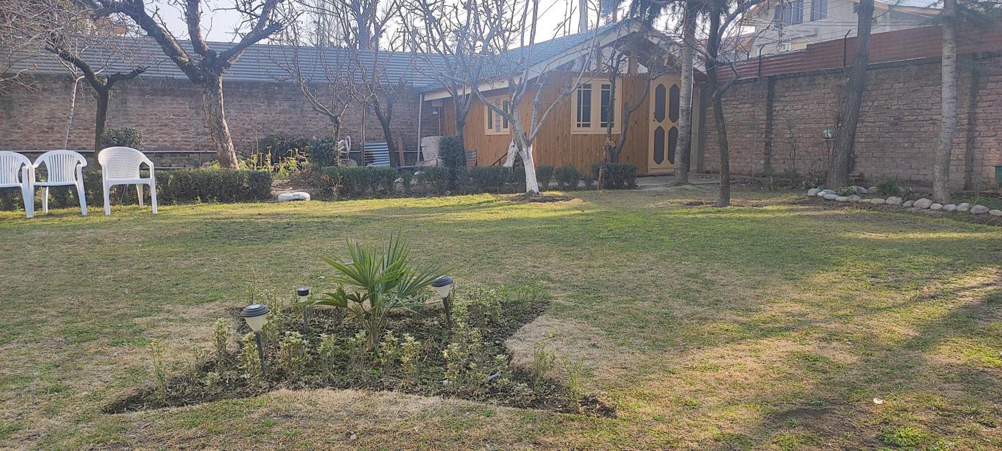 The Clover Inn Srinagar  Exterior photo