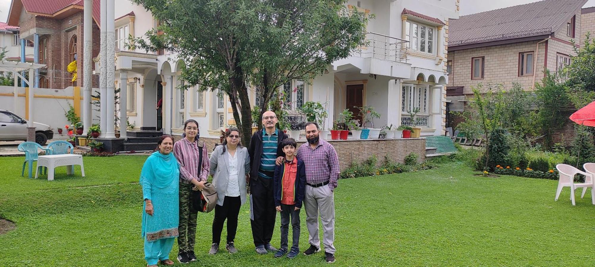 The Clover Inn Srinagar  Exterior photo
