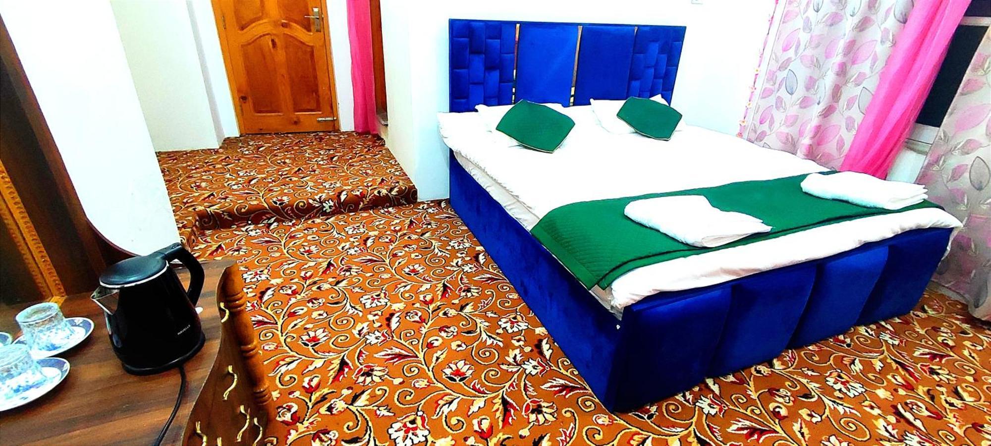 The Clover Inn Srinagar  Exterior photo