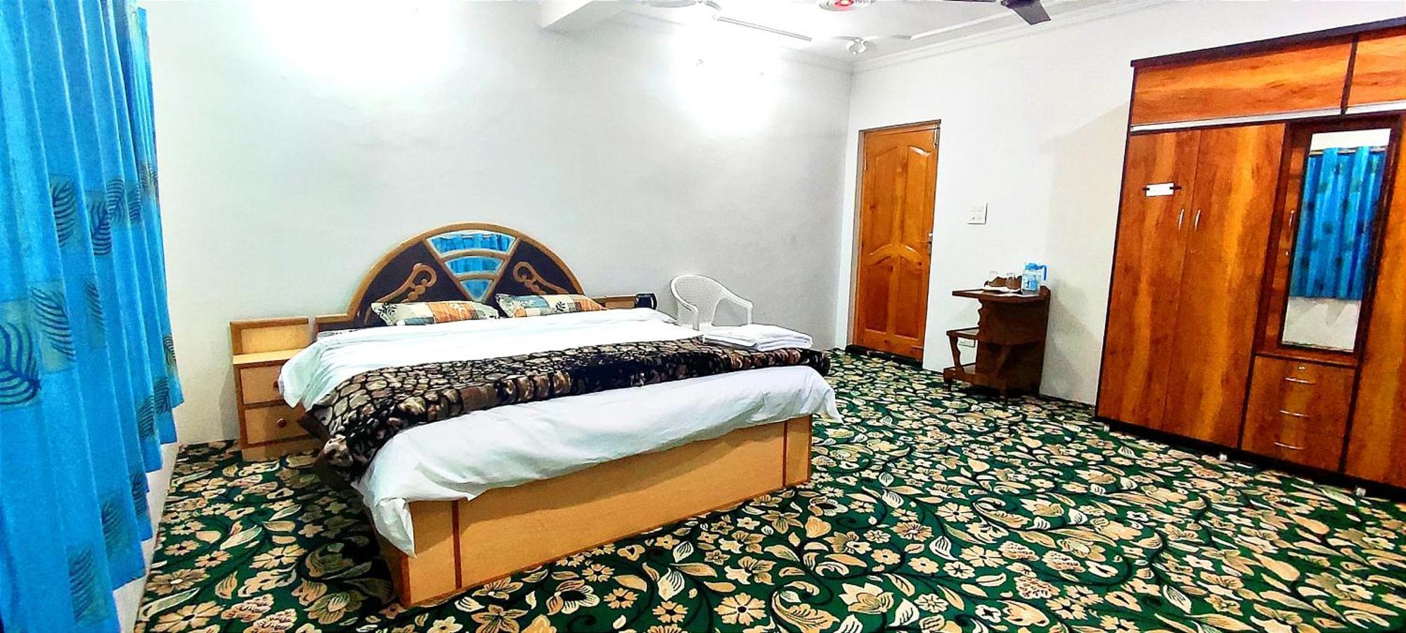 The Clover Inn Srinagar  Exterior photo