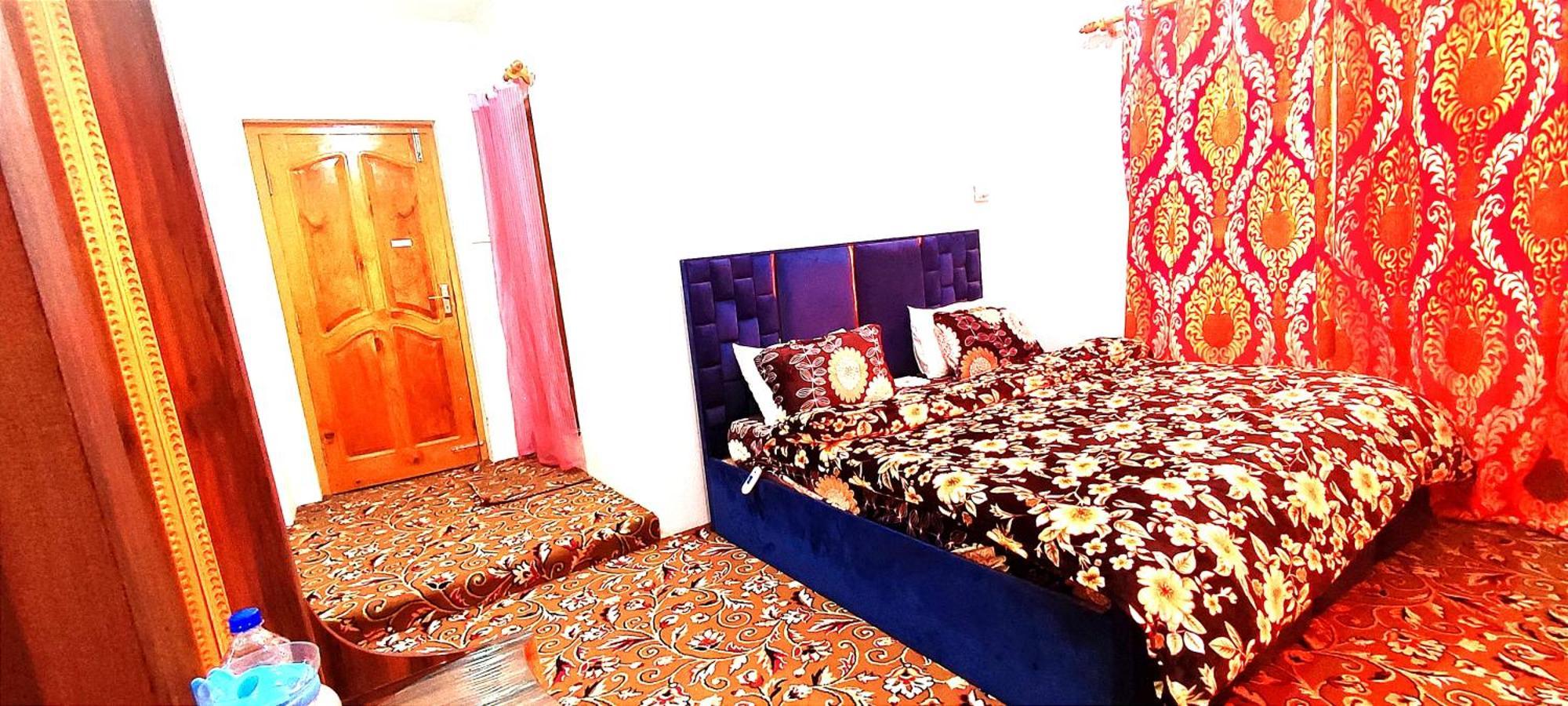 The Clover Inn Srinagar  Exterior photo