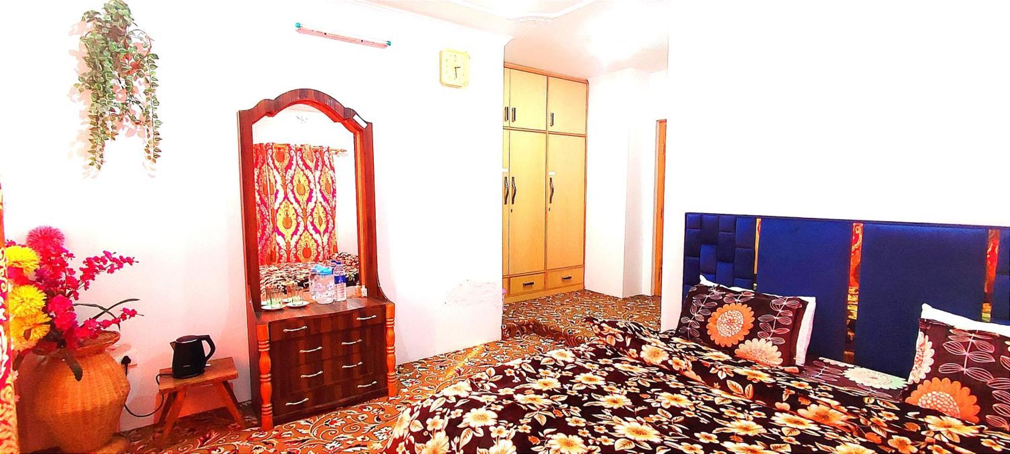 The Clover Inn Srinagar  Exterior photo