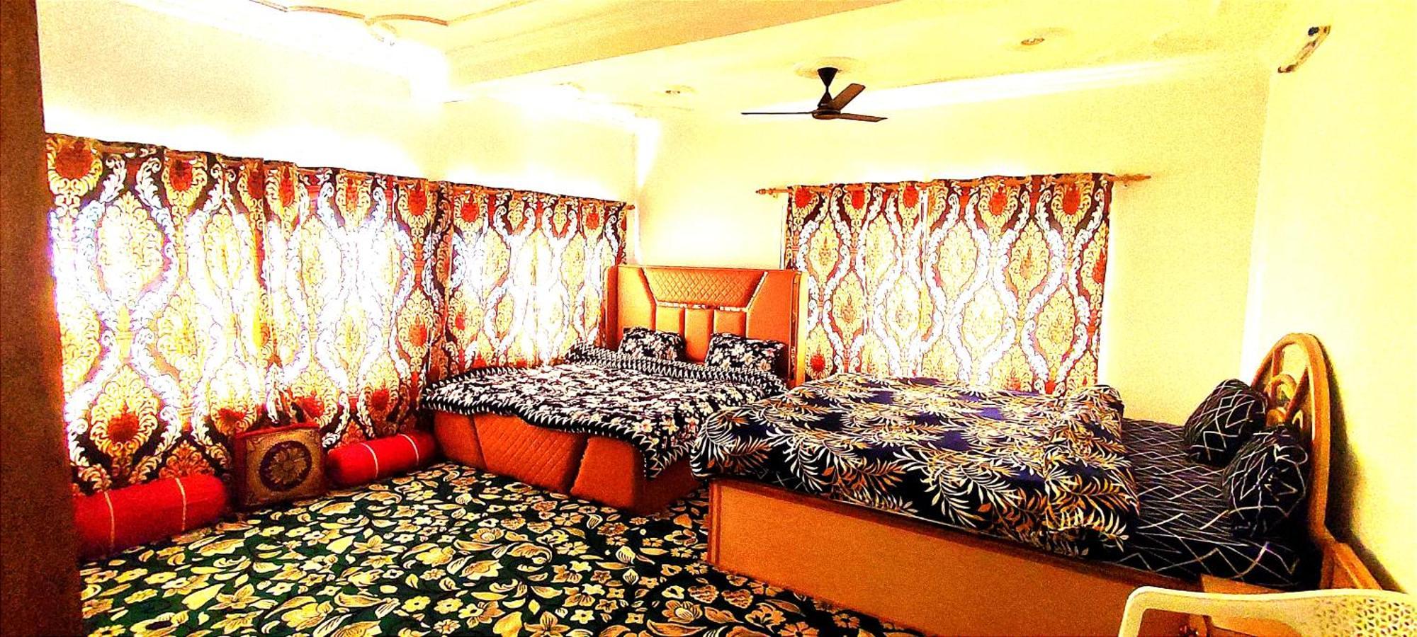 The Clover Inn Srinagar  Exterior photo