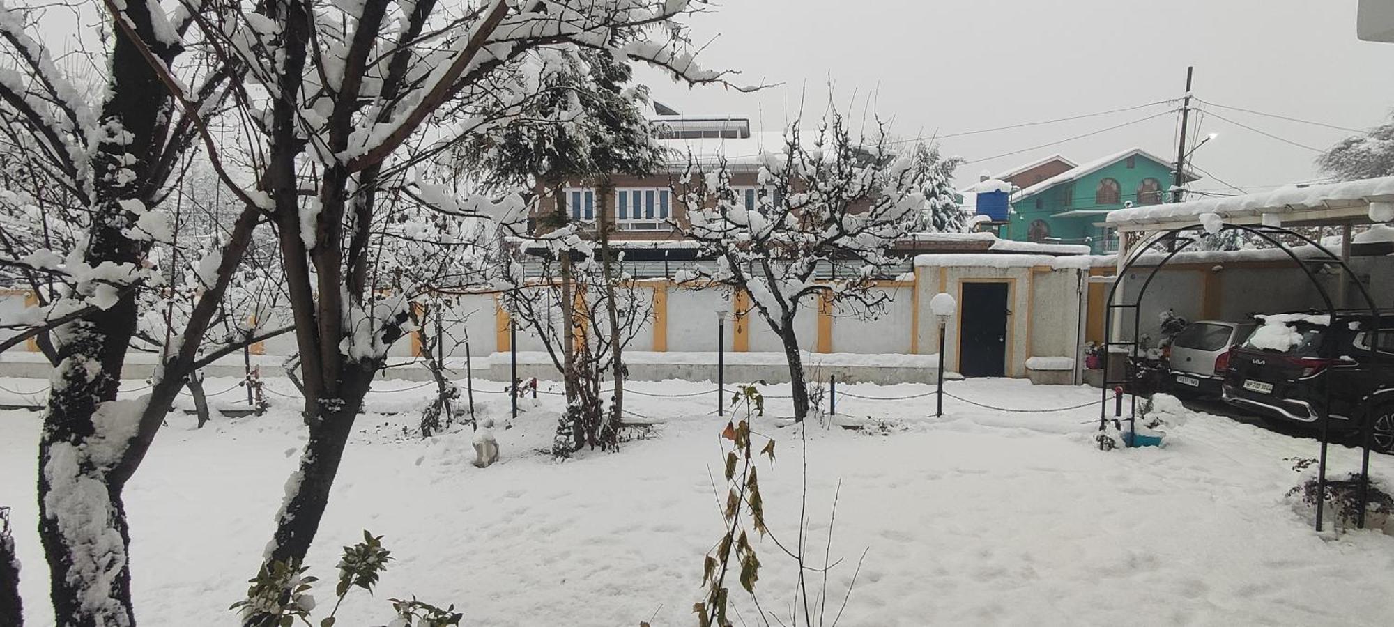 The Clover Inn Srinagar  Exterior photo