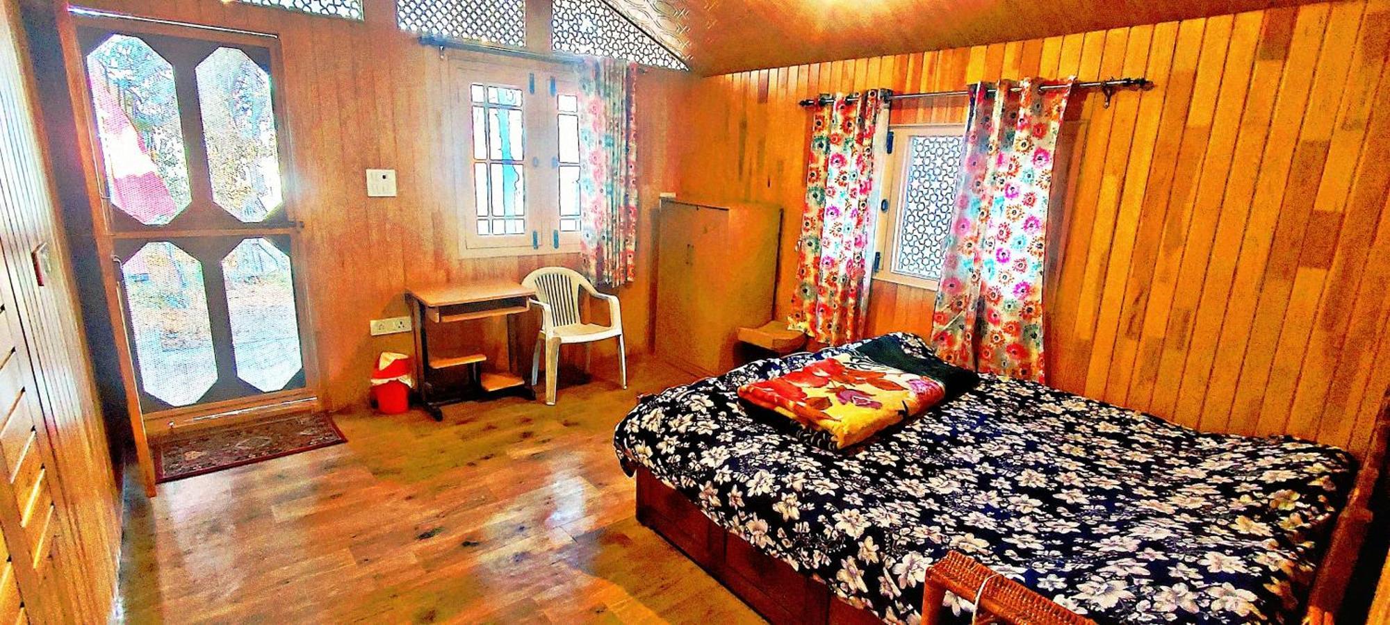 The Clover Inn Srinagar  Exterior photo